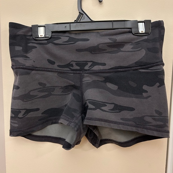 Lululemon boogie shorts - Picture 2 of 4